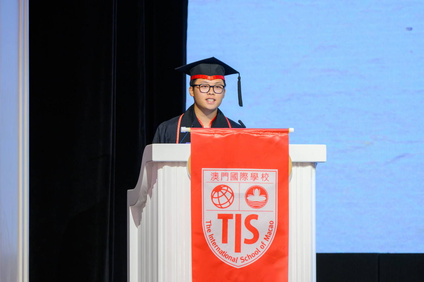 TIS-Grad-2024-38.jpg